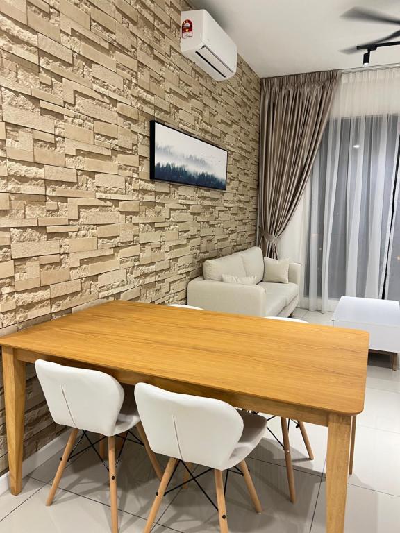 uma sala de estar com uma mesa de madeira e uma parede de pedra em Condo Clio at MuciHOME Very Near to IOI City Mall Putrajaya , Hospital Serdang, Wetland Studio KRU dll- non smoking Home for local em Putrajaya