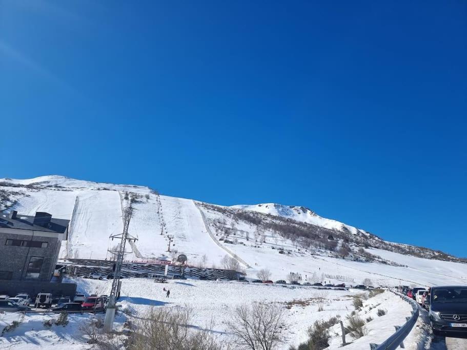 a snow covered mountain with a ski lift at Casa Rural Maria de Isidro in Caboalles de Arriba