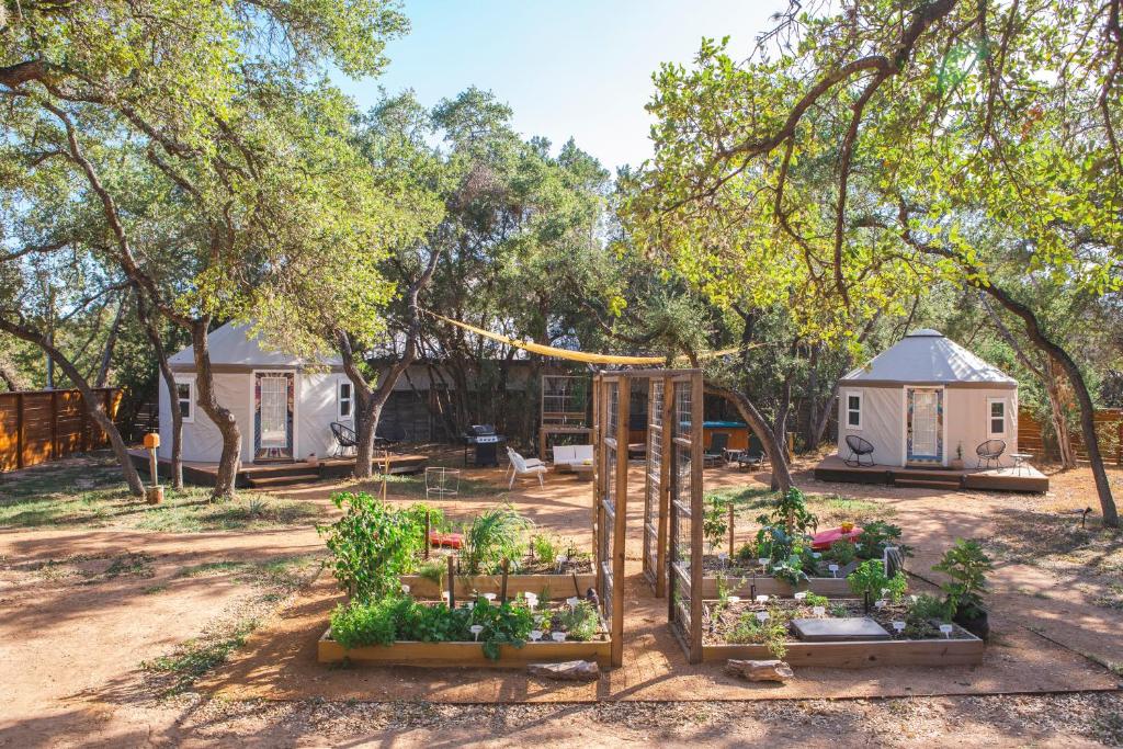 un grupo de plantas en cajas en un patio en Camposanto Glamping - The Macaw Yurt en Austin