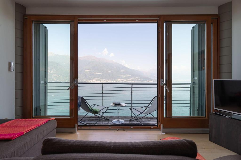 ein Wohnzimmer mit Blick auf einen Balkon in der Unterkunft Martina's Amazing View in Perledo
