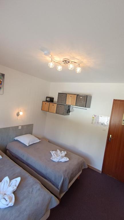 Postel nebo postele na pokoji v ubytování Hôtel Le Pommeil