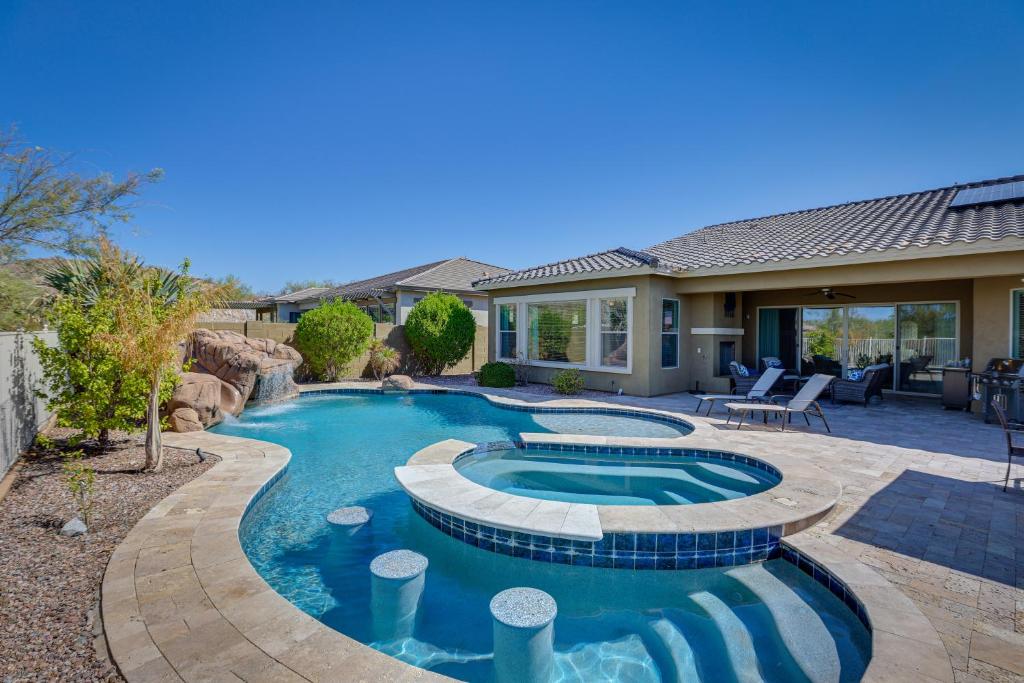 Πισίνα στο ή κοντά στο Saltwater Pool and Swim-Up Bar Goodyear Oasis!