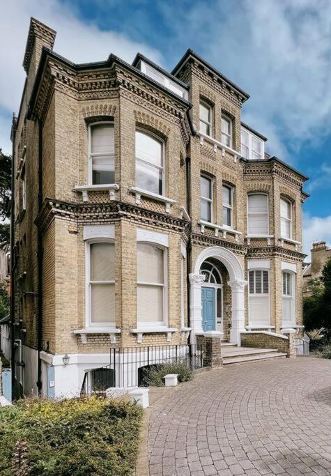 un gran edificio de ladrillo en una calle de ladrillo en Stunning Victorian Mansion Flat, en Brighton & Hove