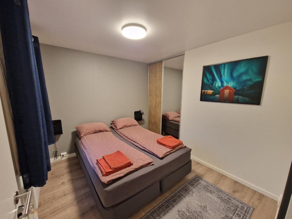 Postel nebo postele na pokoji v ubytování Northern living 1 room with shared bathroom