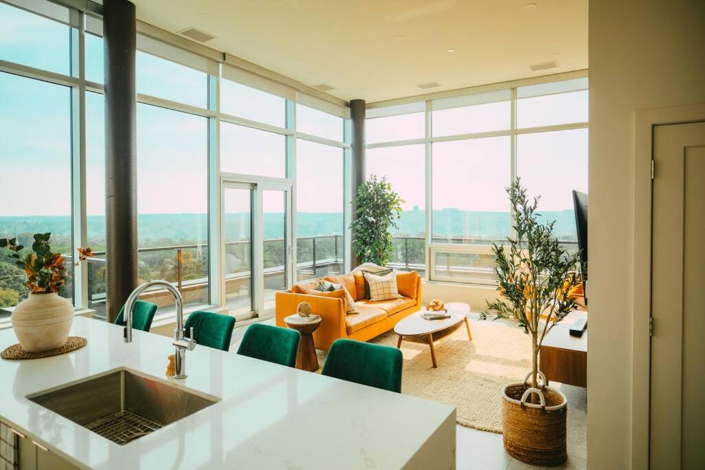 uma cozinha e sala de estar com janelas grandes em NEW Luxury 2BR Penthouse Apt In Central Halifax em Halifax