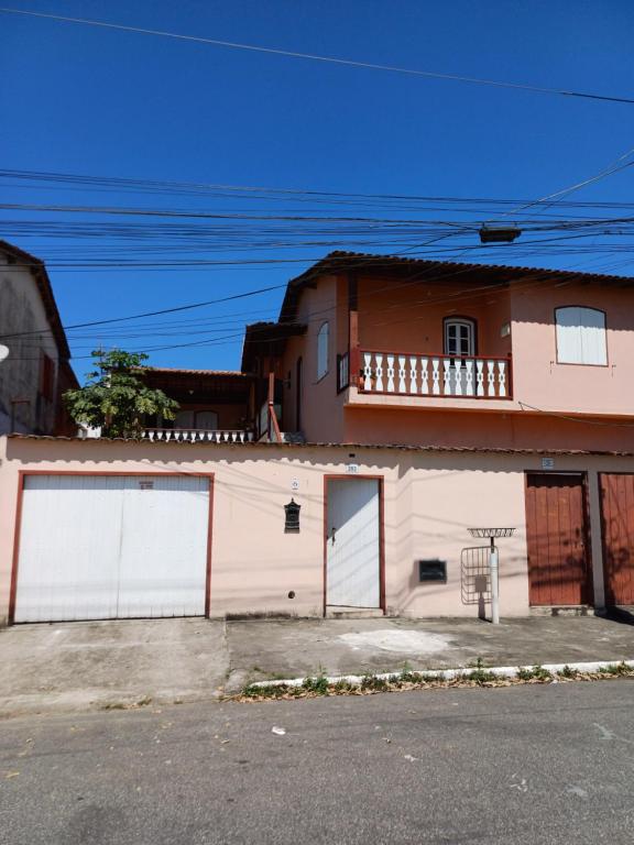 a house with two garage doors in front of it at Casa do Éden in Paraty