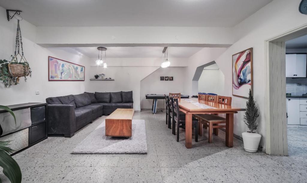 sala de estar con sofá y mesa en אתנחתא בכנרת en Tiberias