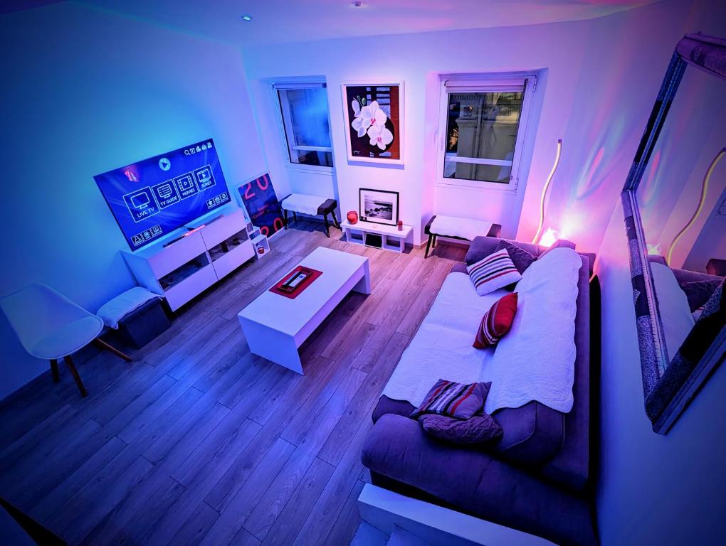 Televízia a/alebo spoločenská miestnosť v ubytovaní Cannes Croisette Suquet Duplex 4 P