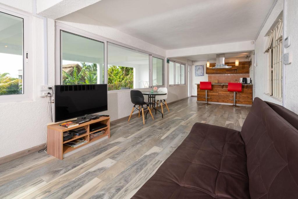 TV a/nebo společenská místnost v ubytování Twakila Sunset Suites