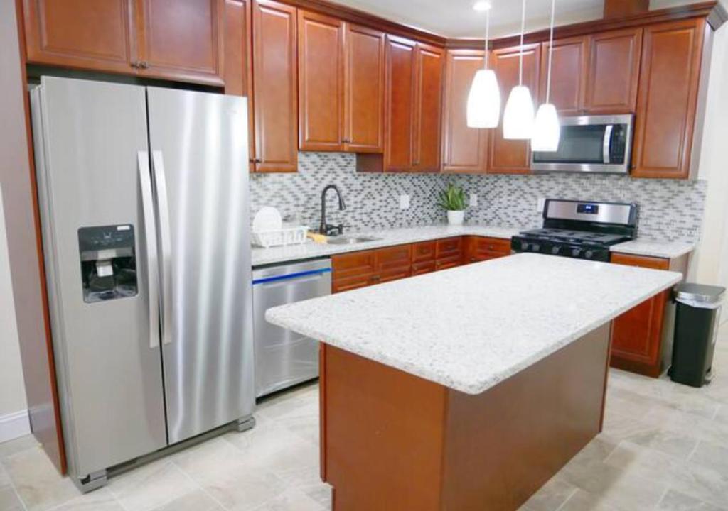 eine Küche mit einem Kühlschrank und einer Arbeitsplatte in der Unterkunft Newly Renovated Guest Rooms near Transportation in Philadelphia