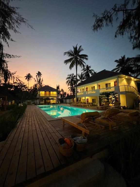 un complejo con piscina y casa en Mem Luxury Apartments and Hotel, en Paje