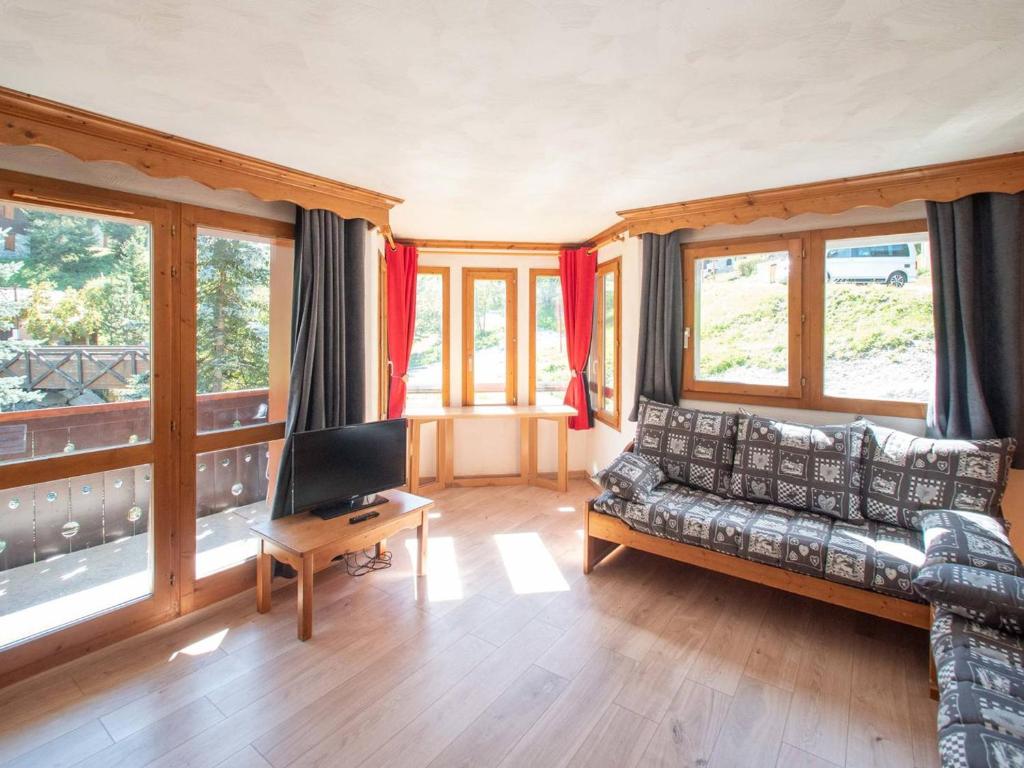 un salon avec un canapé et une télévision dans l'établissement Appartement 3 pièces avec balcon, animaux admis, parking. 7 couchages, Hameau de la Forêt - FR-1-291-776, à Valmorel