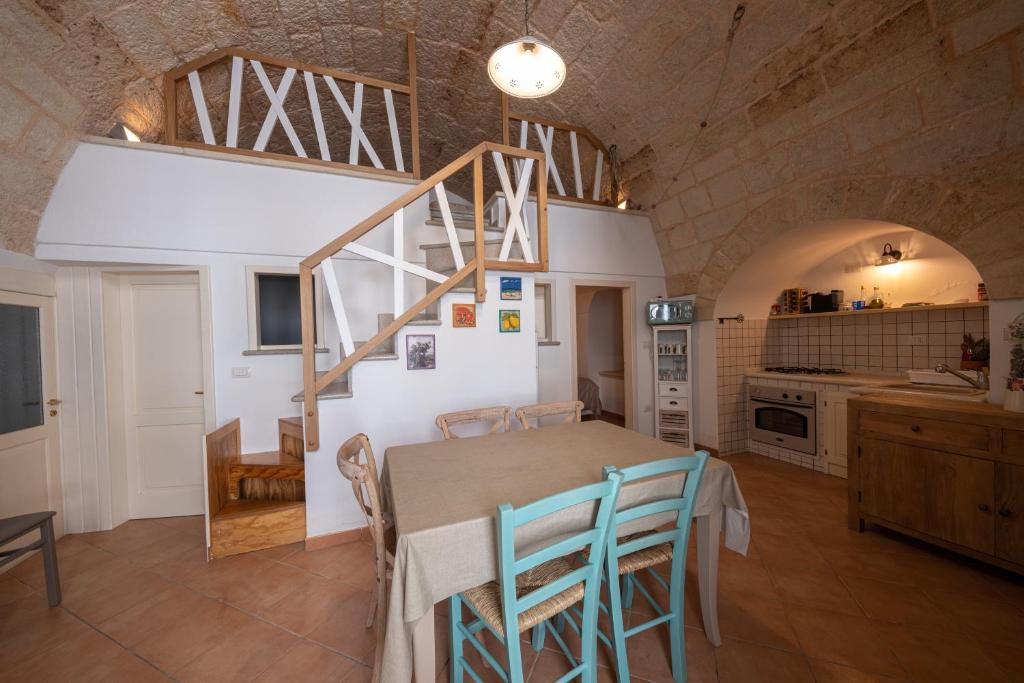 kuchnia i jadalnia ze stołem i krzesłami w obiekcie Casa a Santa Maria di Leuca w mieście Leuca