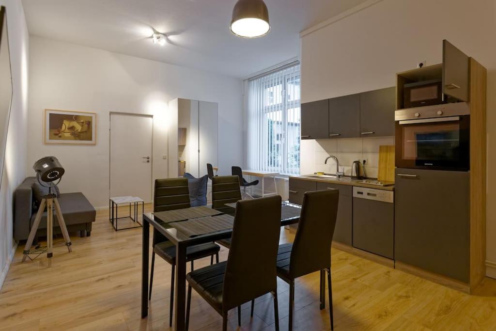 Una cocina y un comedor con mesa y sillas. en Wohnung 2 neben Warschauer Platz und Spree, en Berlín