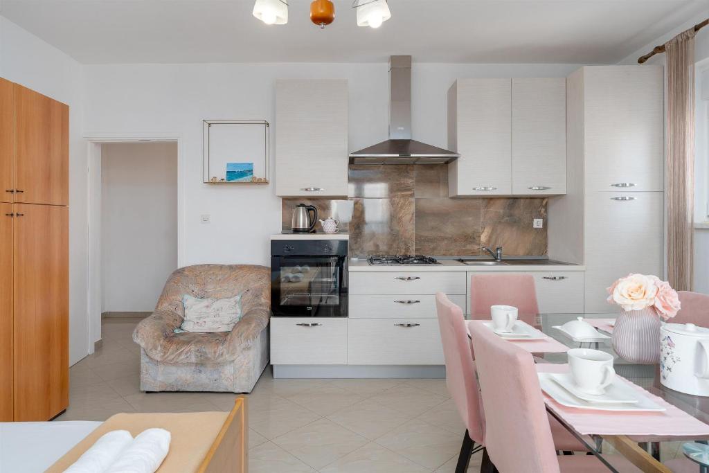 Kuchyň nebo kuchyňský kout v ubytování Apartments Family Gligora