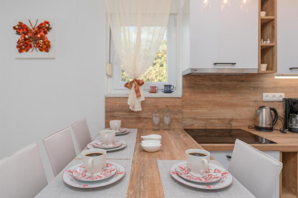 Příslušenství pro přípravu čaje a kávy v ubytování Apartments Family Gligora