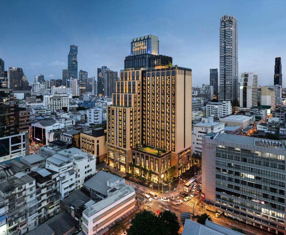 Grande Centre Point Surawong Bangkok في بانكوك: اطلاله على مدينه بالليل بالمباني