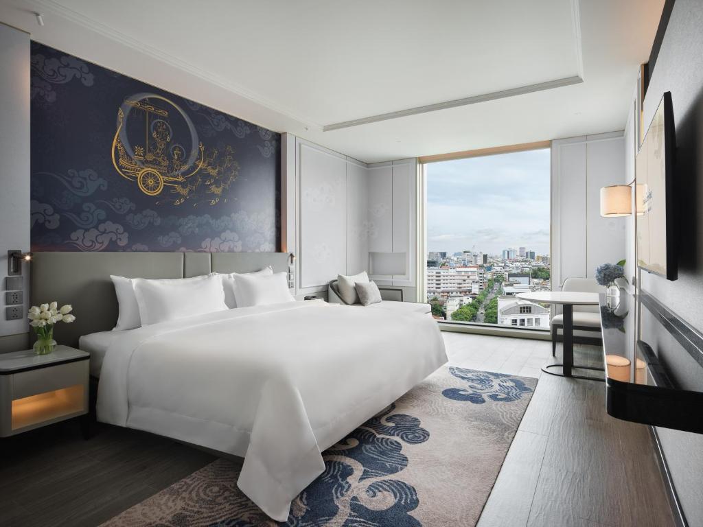 Postel nebo postele na pokoji v ubytování Grande Centre Point Surawong Bangkok