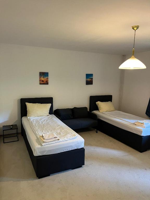 sala de estar con 2 camas y sofá en 2-Zimmer Monteurwohnung mit großem Balkon en Kiel