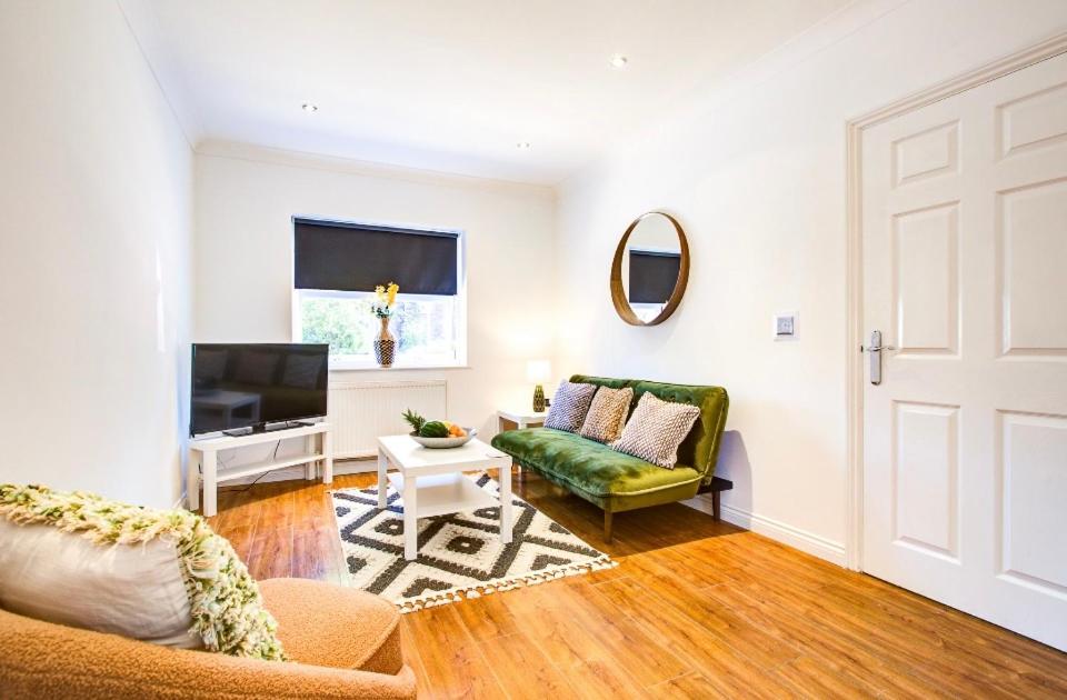 un soggiorno con divano e TV di Modern 2 Bedroom Apartment a Romford