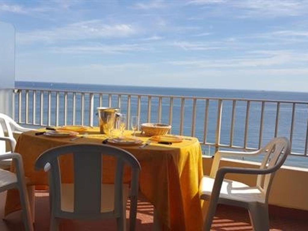 - une table sur un balcon avec vue sur l'océan dans l'établissement Appartement en bord de mer à La Baule avec balcon, parking et commodités à proximité ! - FR-1-392-31, à La Baule