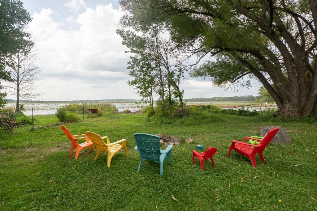 GLOBALSTAY. Cheerful Waterfront 5Bedroom Cottage with Fireplace