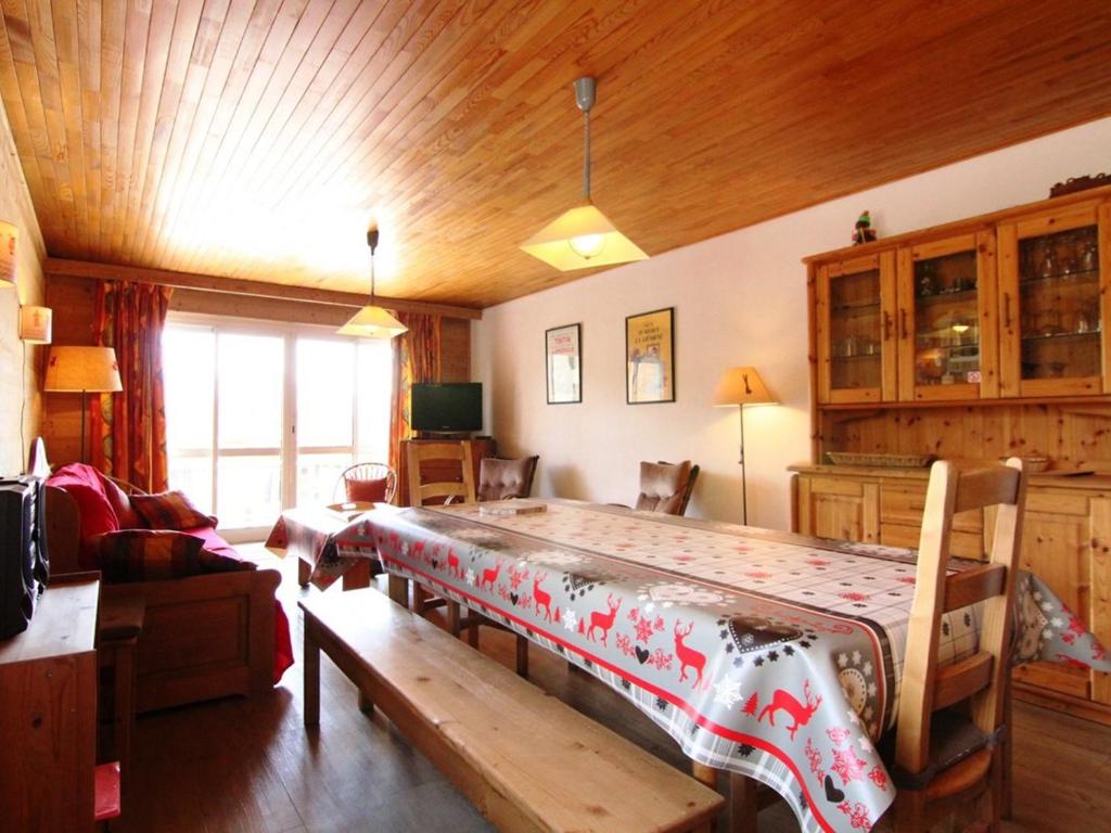 une chambre avec un grand lit dans une pièce dans l'établissement Appartement confortable 3P6P près des pistes à L'Alpe d'Huez - FR-1-405-1, à L'Alpe-d'Huez