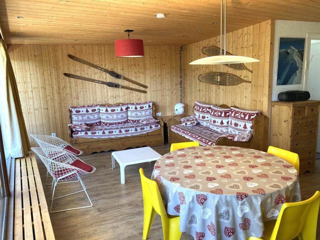 Zimmer mit einem Tisch, Stühlen und einem Sofa in der Unterkunft Appartement Huez, 2 pièces, 8 personnes - FR-1-405-29 in L'Alpe-d'Huez