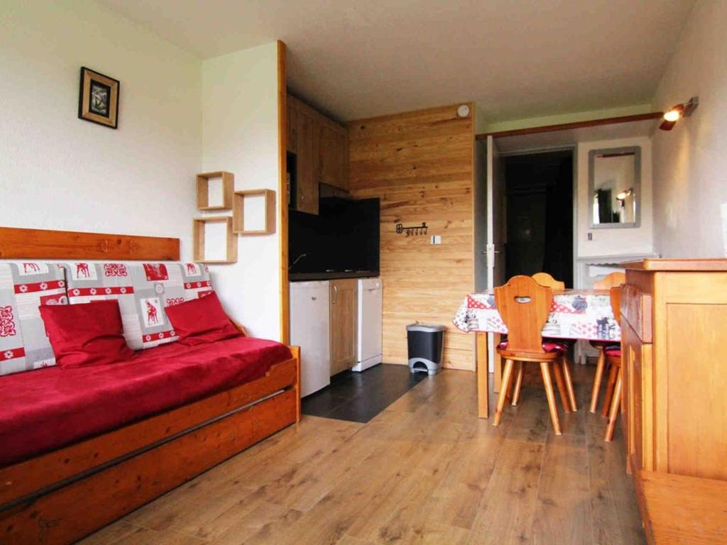 une chambre avec un lit et une table et une cuisine dans l'établissement Studio 5 pers. lumineux à 100m des pistes avec balcon, casier à skis et animaux acceptés - FR-1-405-51, à L'Alpe-d'Huez