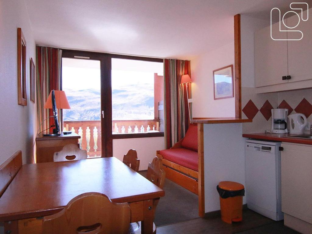 - une cuisine avec une table et une vue sur les montagnes dans l'établissement Appartement cosy 4 pers avec balcon Sud/Est, à 100m des pistes et commerces - Alpe d'Huez - FR-1-405-84, à L'Alpe-d'Huez