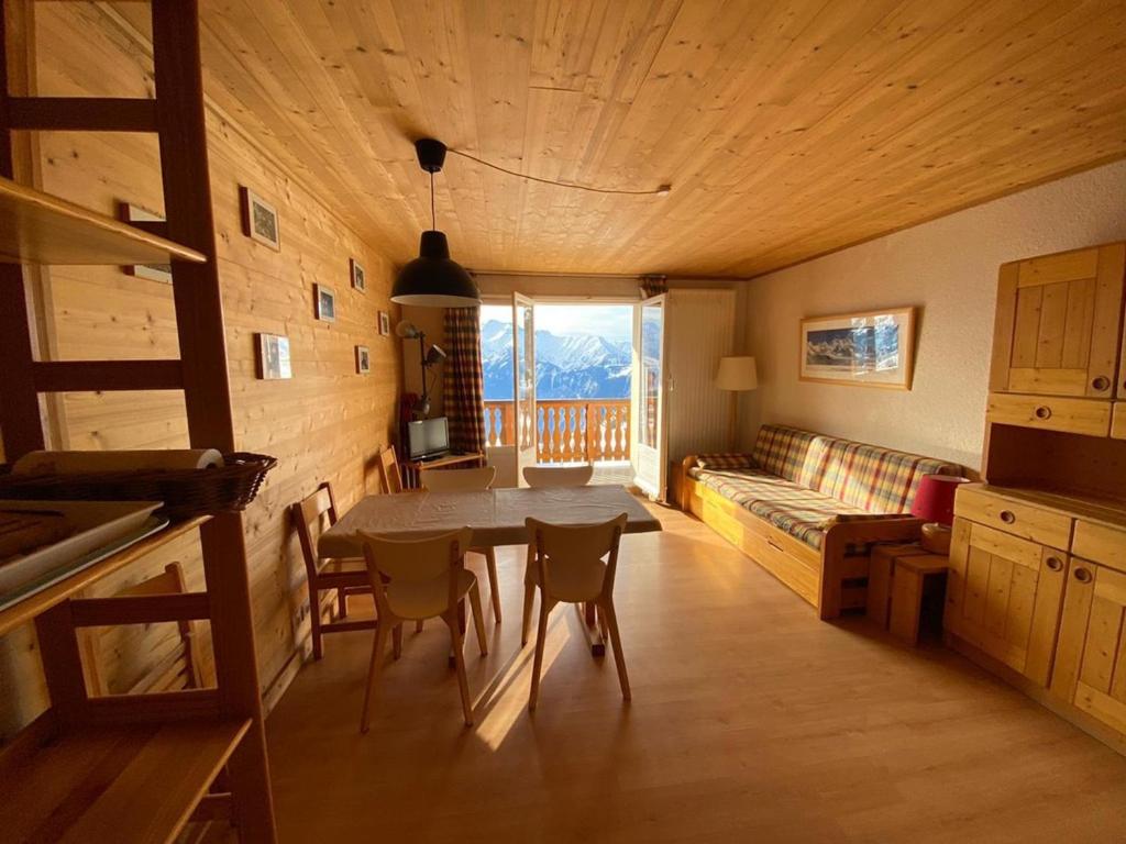 ラルプ・デュエズにあるAppartement Huez, 2 pièces, 6 personnes - FR-1-405-3のリビングルーム(テーブル、椅子、ソファ付)