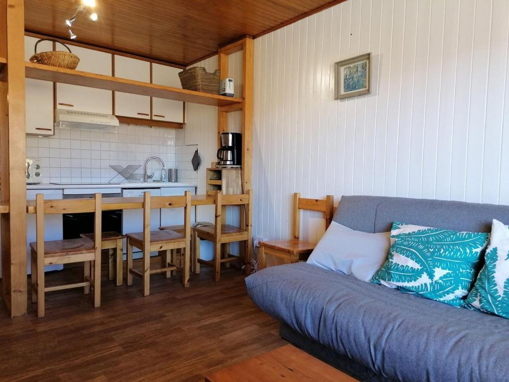 un salon avec un canapé et une cuisine dans l'établissement Appartement 2 pièces 6 pers avec balcon, parking et animaux acceptés - L'Alpe d'Huez - FR-1-405-10, à L'Alpe-d'Huez