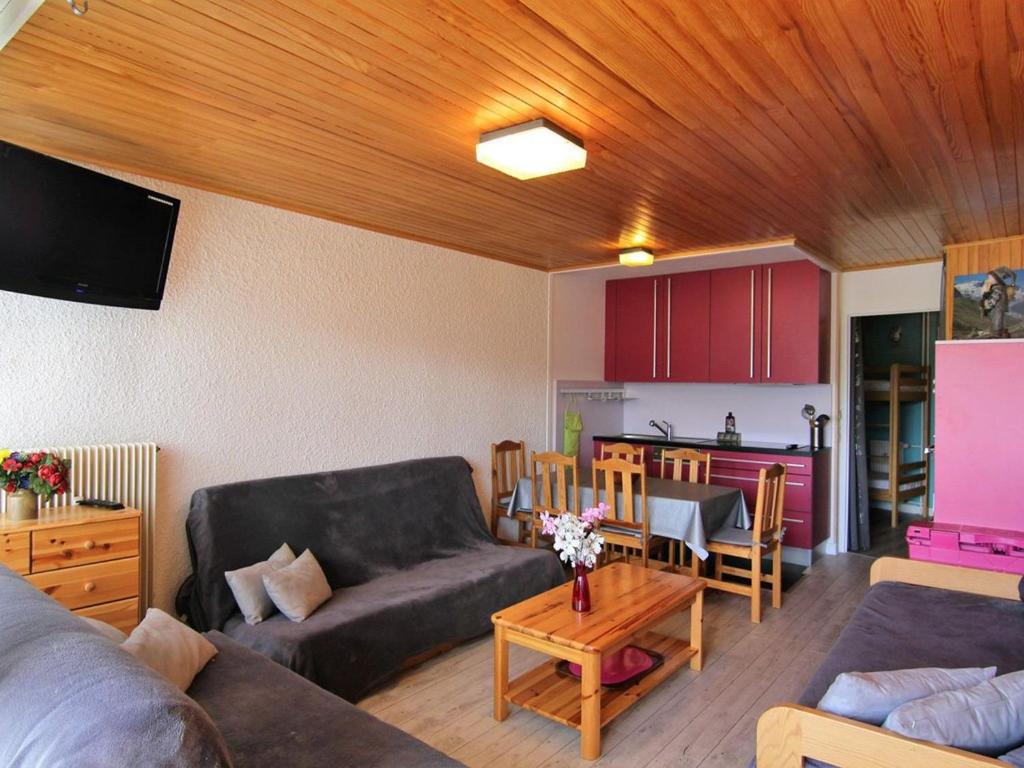un salon avec un canapé et une table dans l'établissement Studio Confort 37m² - Huez, 4 Pers, Balcon Sud, Proche Pistes et Centre - FR-1-405-35, à L'Alpe-d'Huez