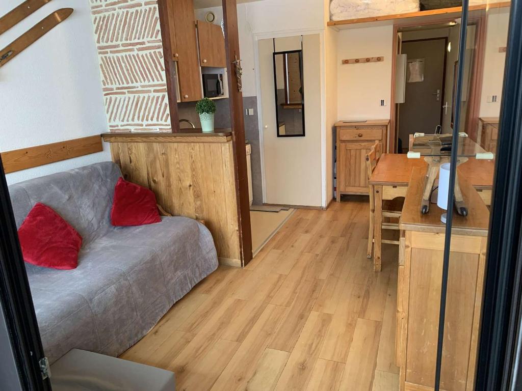 ラルプ・デュエズにあるAppartement Huez, 2 pièces, 4 personnes - FR-1-405-112のリビングルーム(赤い枕2つ付きのソファ付)