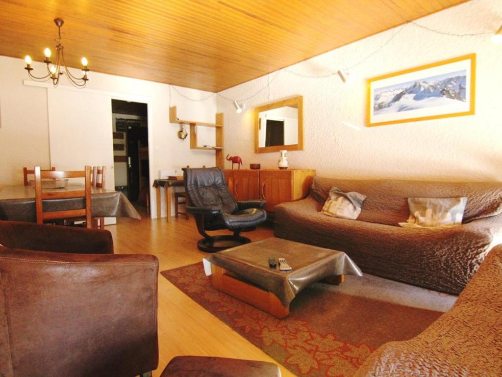 a living room with a couch and a table at Appartement Huez, 4 pièces, 9 personnes - FR-1-405-100 in L'Alpe-d'Huez