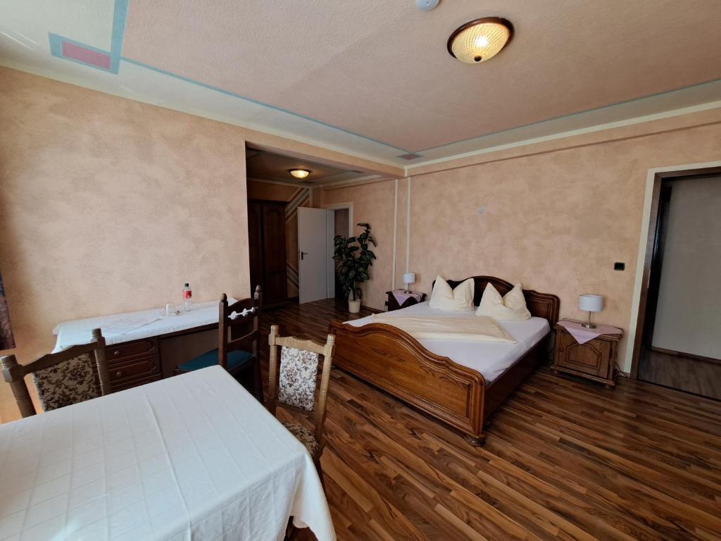 Postel nebo postele na pokoji v ubytování Hotel zum Hirsch
