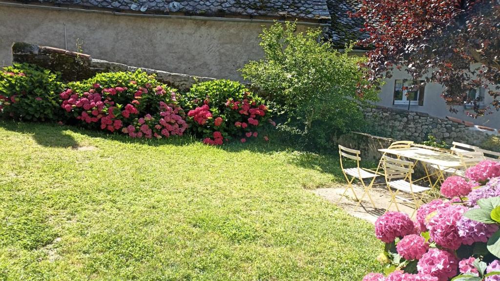 Vonkajšia záhrada v ubytovaní Chambre indépendante - style studio - avec jardin à la campagne
