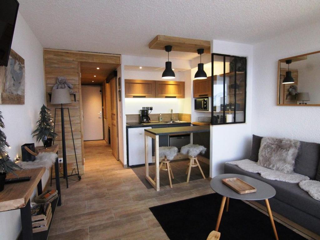 un salon avec un canapé et une cuisine dans l'établissement Charmant studio 4 pers avec balcon, parking et accès pistes - Alpe d'Huez - FR-1-405-134, à L'Alpe-d'Huez