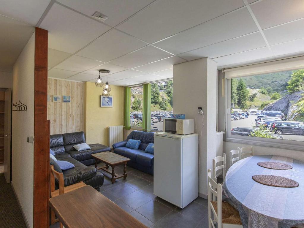 a living room with a couch and a table at Appartement 8 places à Gourette, 3 chambres, proche pistes - FR-1-400-50 in Gourette