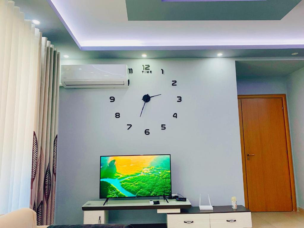 Uma televisão e/ou sistema de entretenimento em Chloe Apartament