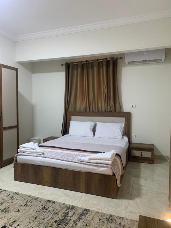 een slaapkamer met een groot bed in een kamer bij Comfort suite in Caïro