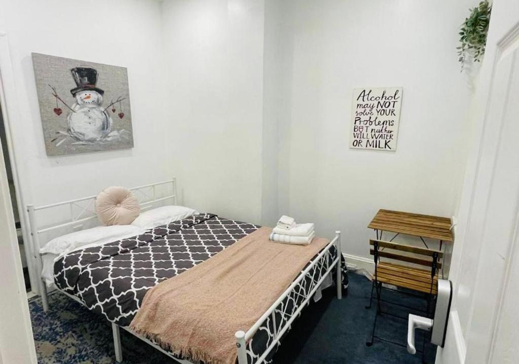 Oui on Ludlow – Entire House and Private Rooms in University City