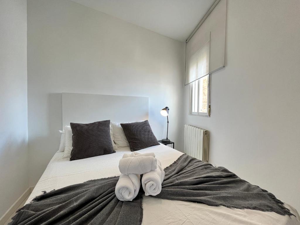 1 dormitorio con 1 cama con 2 toallas en Formidable Alonso cano en Madrid