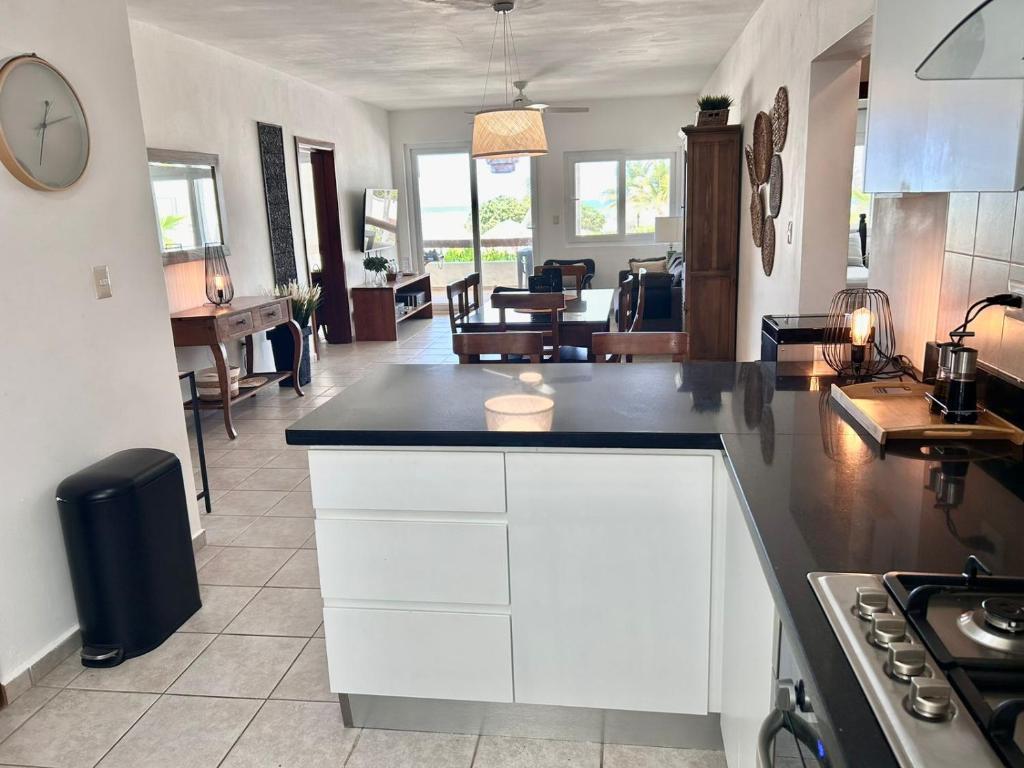 Kuchyň nebo kuchyňský kout v ubytování Stanza Mare B-201, Beach Front Bavaro,,Best View, Fully Equipped, Private Beach, 3-R 3-B, Bavaro, Punta Cana