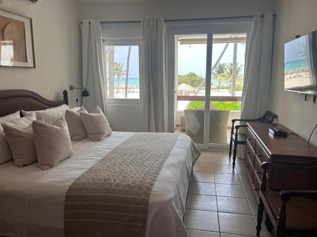 Postel nebo postele na pokoji v ubytování Stanza Mare B-201, Beach Front Bavaro,,Best View, Fully Equipped, Private Beach, 3-R 3-B, Bavaro, Punta Cana