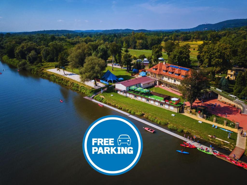 znak z bezpłatnym parkingiem przy rzece w obiekcie Hotel Vistula w Krakowie