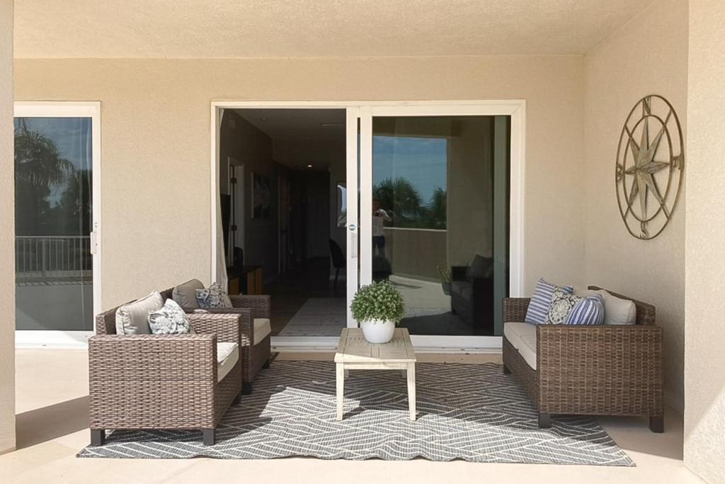 Posezení v ubytování Oceanfront condo with large patio, direct water access, pool, central AC, & W/D