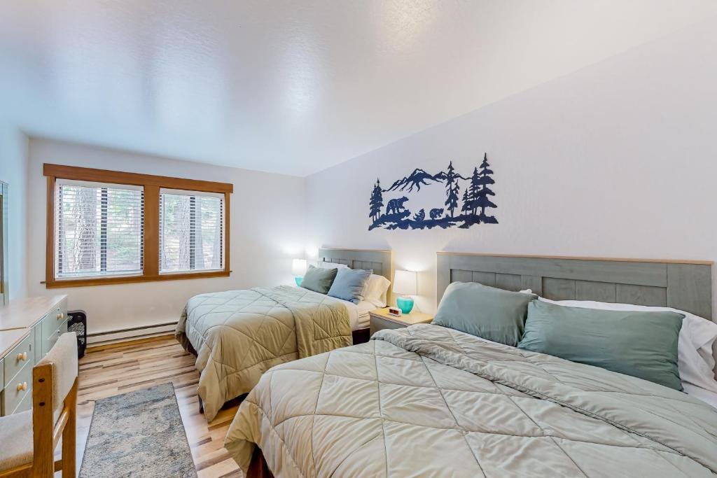 1 Schlafzimmer mit 2 Betten und einem Fenster in der Unterkunft Granlibakken Getaway - B in Tahoe City