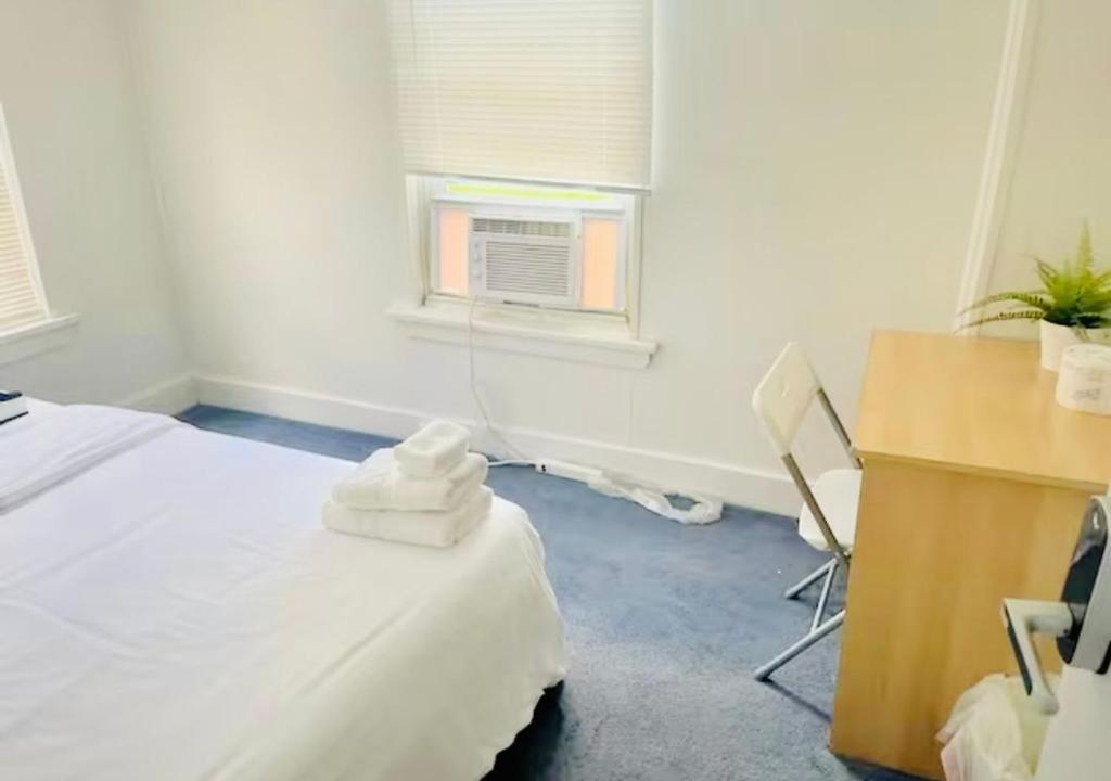 Oui on Ludlow - Entire House and Private Rooms in University City - Queen Room With Shared Bathroom