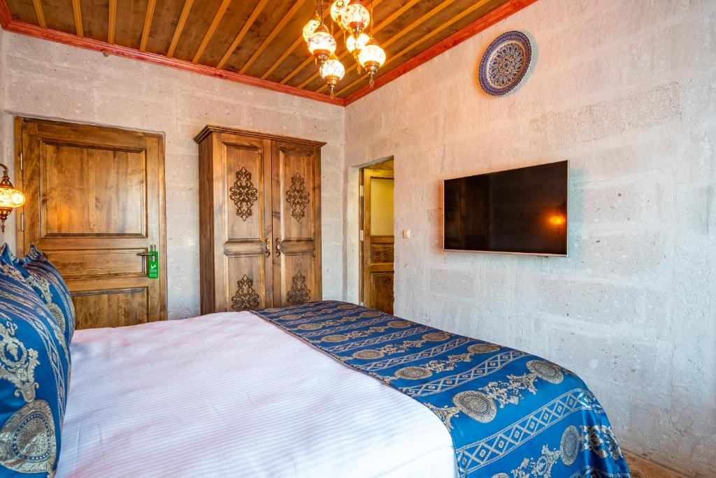 Postel nebo postele na pokoji v ubytování CAPPANAR CAVE HOTEL